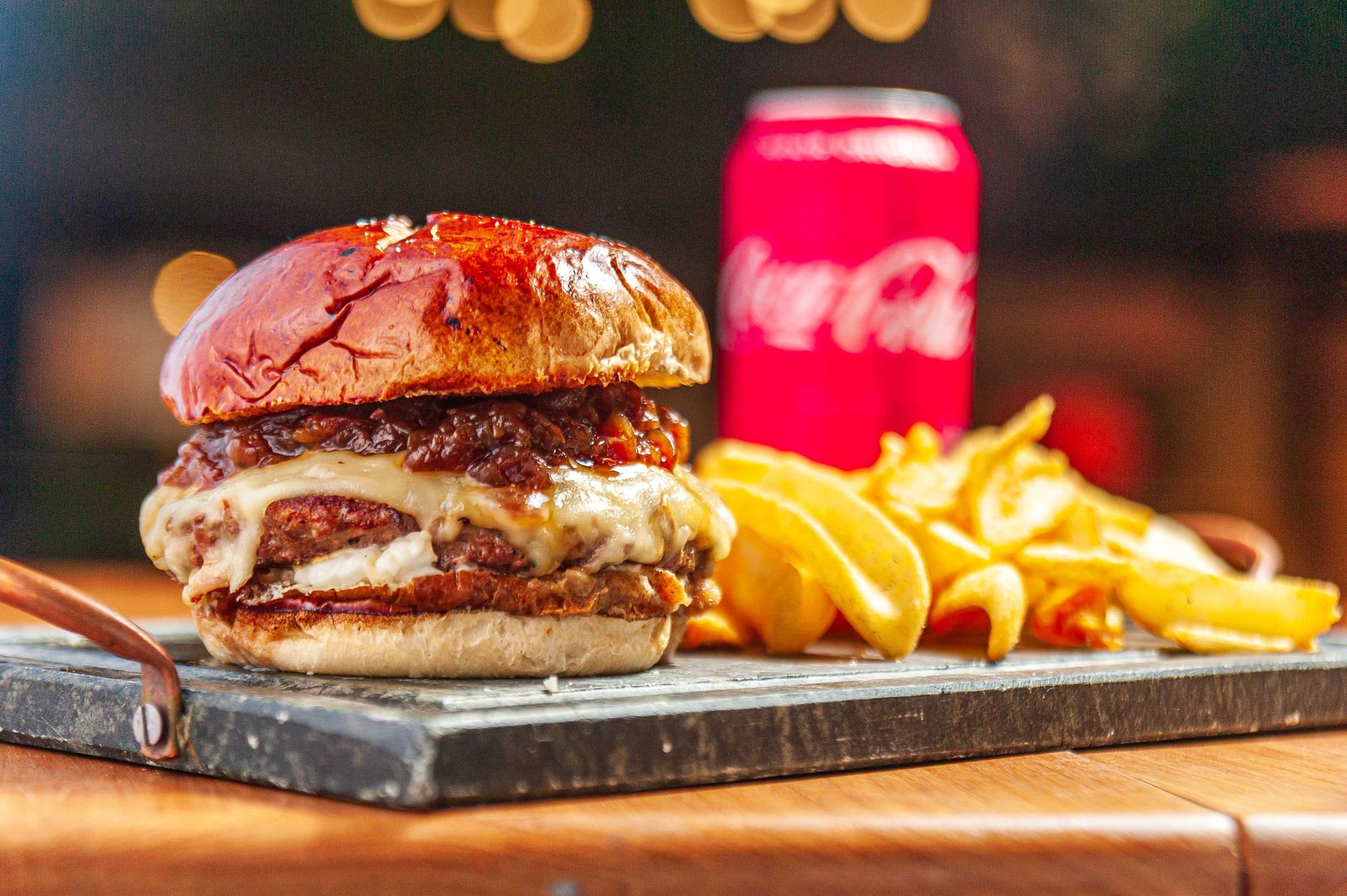 Hambúrguer da Ogro com fritas e refrigerante (foto provisória)