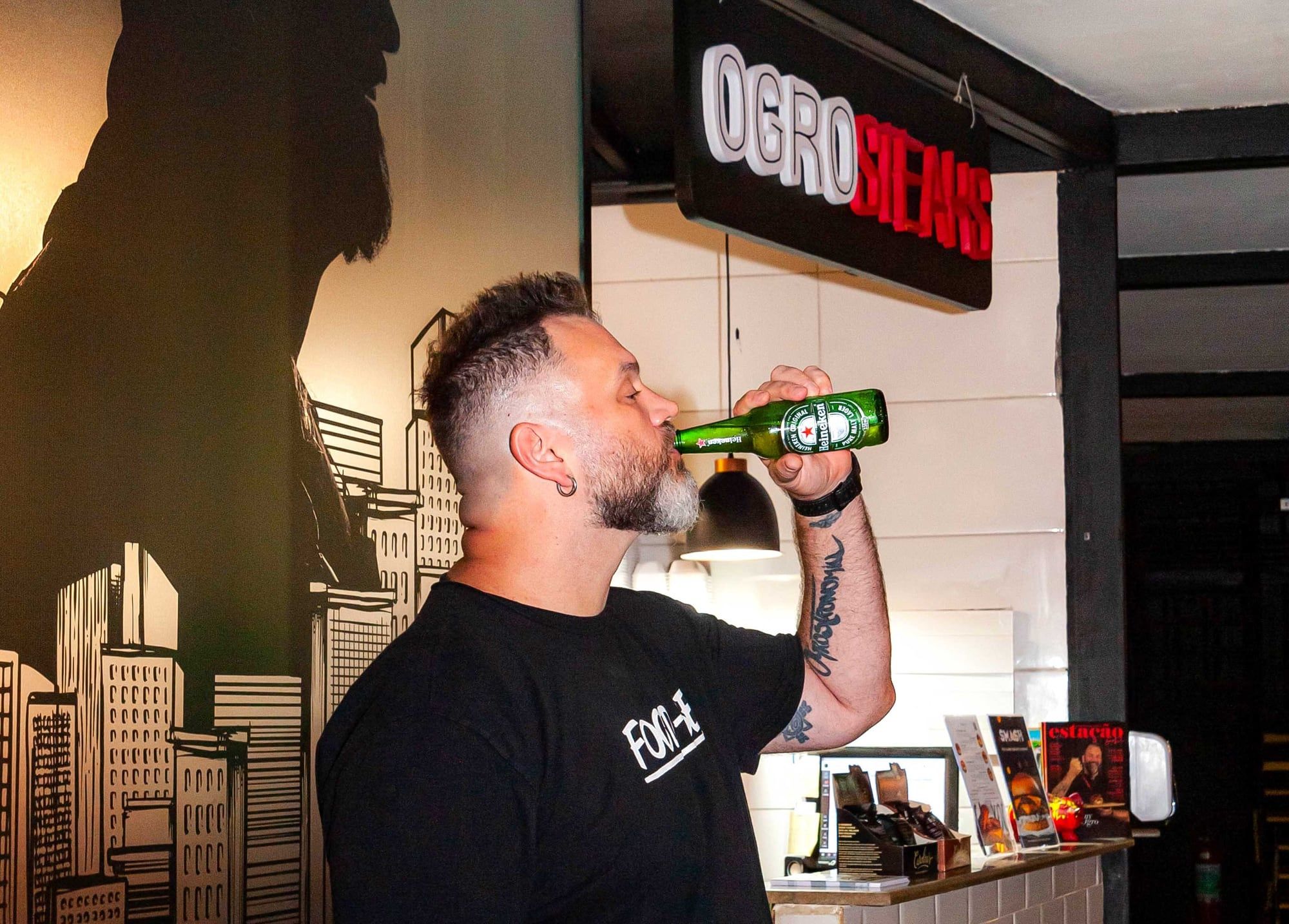Jimmy McManis em frente a uma loja da Ogro Steaks
